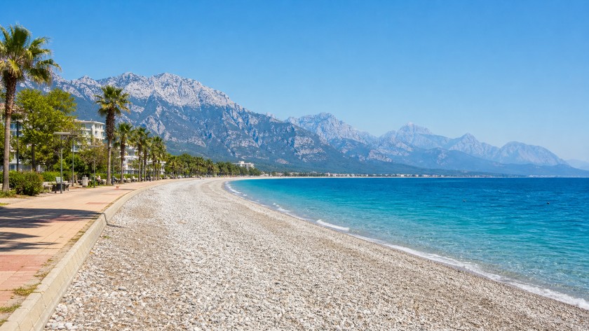 Konyaaltı Plajı ve Beydağları manzarası