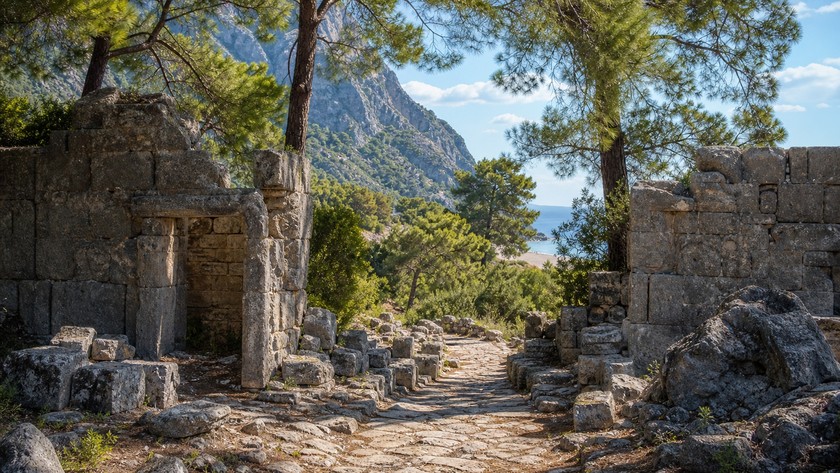 Olympos Gezilecek Yerler: Antik Kent, Plaj ve Çıralı Rotası