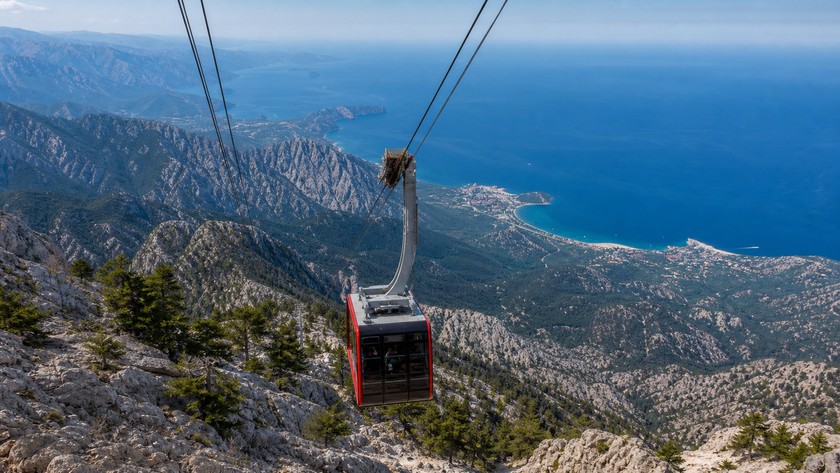 Olimpos Teleferik ve dağ manzarası