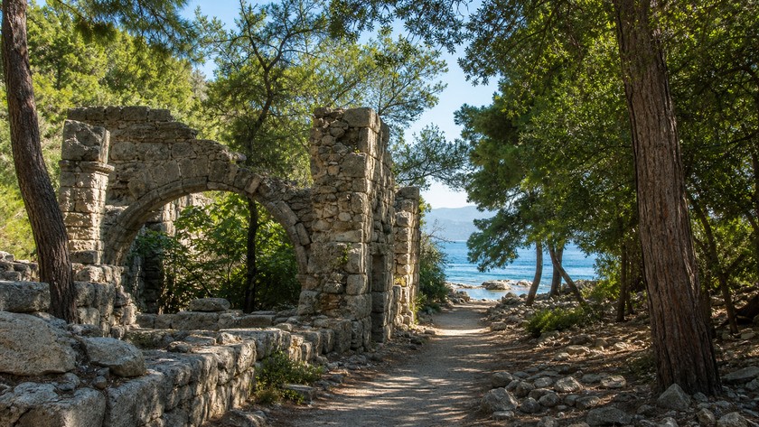 Olympos antik kalıntıları ve sahil yolu