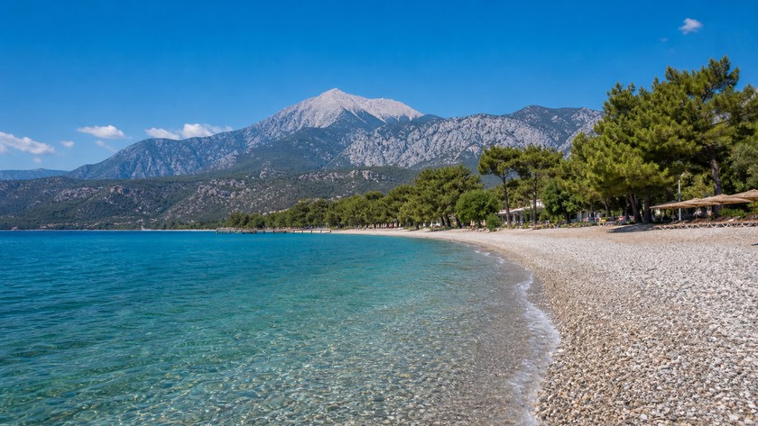 Tekirova sahil ve Tahtalı Dağı manzarası