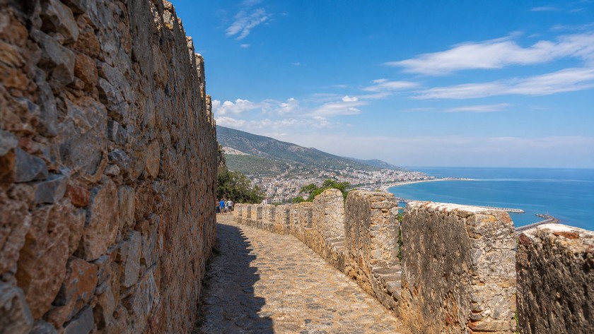 Alanya Kalesi surları ve tarihi yürüyüş yolu