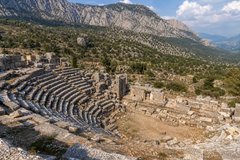 Arykanda Antik Kenti'ndeki taş tiyatro kalıntıları