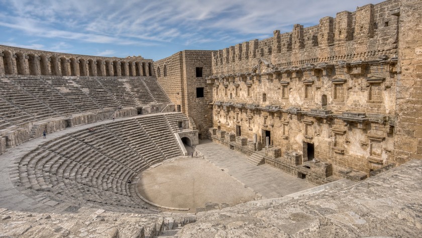 Aspendos Antik Tiyatrosu sahne binası ve taş mimari detayları