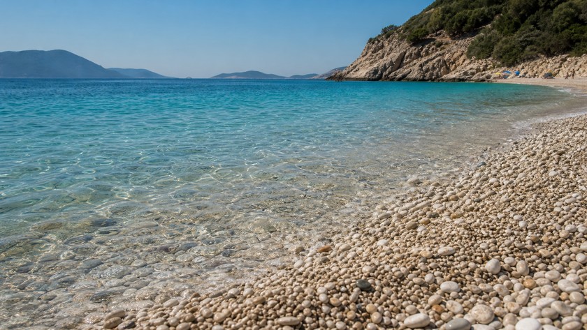 Büyük Çakıl Plajı berrak deniz ve çakıllı kıyı görünümü