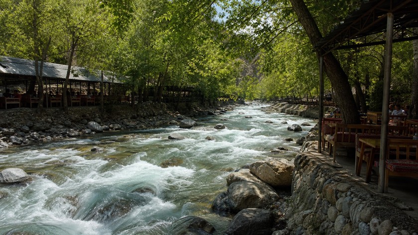 Dim Çayı'nda serin nehir ve gölgeli dinlenme alanı