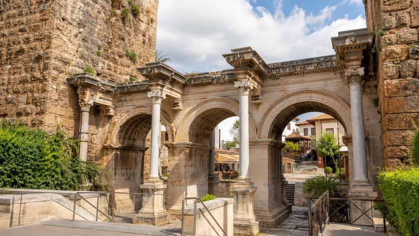 Hadrian Kapısı Rehberi: Antalya Kaleiçi'nde Nerede, Nasıl Gidilir?
