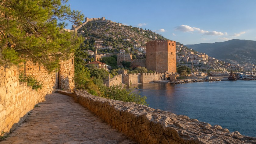 Kızıl Kule çevresinde Alanya kale ve liman rotası