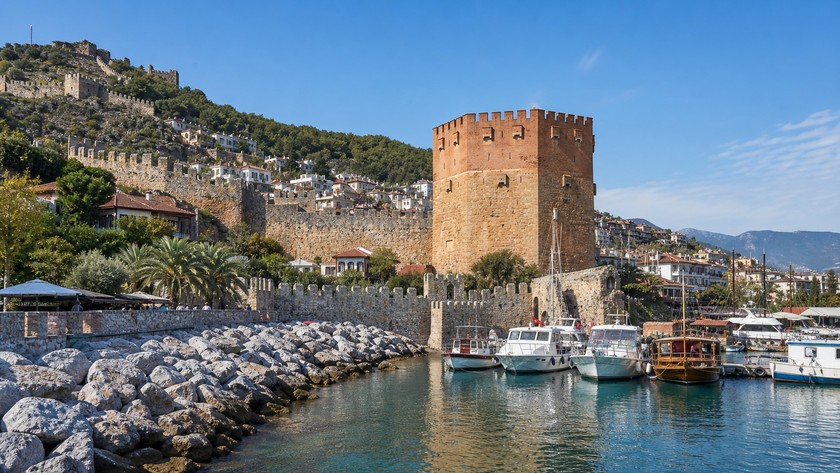 Kızıl Kule ve Alanya limanı çevresi