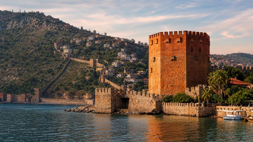 Kızıl Kule Rehberi: Alanya'da Liman, Tarih ve Manzara Notları