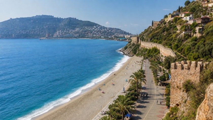 Kleopatra Plajı çevresinde Alanya rota manzarası