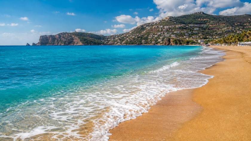 Kleopatra Plajı'nda deniz ve kıyı dokusu
