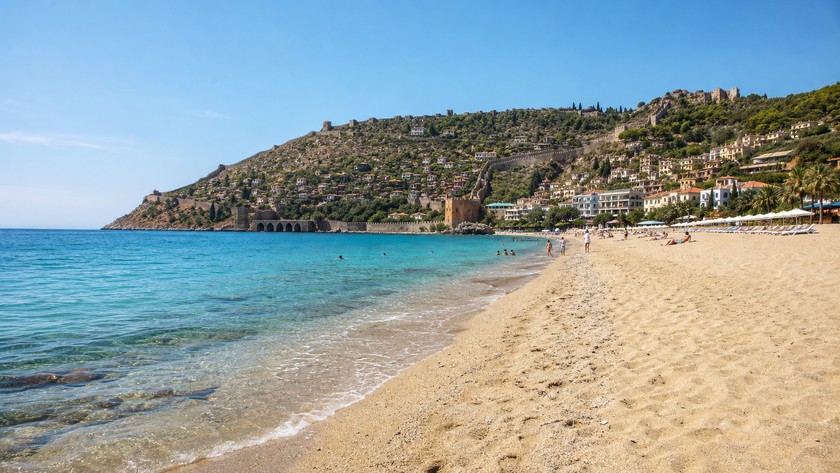 Kleopatra Plajı Rehberi: Alanya'da Deniz, Ulaşım ve Ziyaret Notları