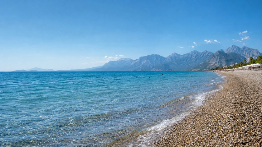 Konyaaltı Plajı denizi ve çakıllı kıyı