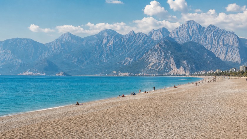 Konyaaltı Plajı Rehberi: Antalya Merkezde Deniz, Ulaşım ve Ziyaret Notları