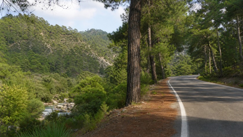 Aksu rotasında Kurşunlu Şelalesi yolu ve doğal çevre