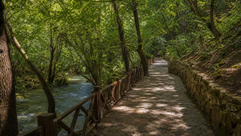 Kurşunlu Şelalesi çevresinde gölgeli yürüyüş yolu
