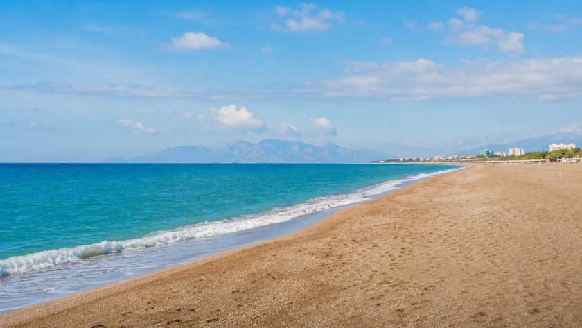 Lara Plajı Rehberi: Antalya Merkezde Deniz, Kum ve Ulaşım Notları