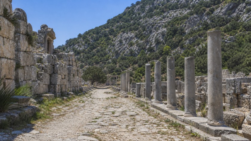 Limyra Antik Kenti'nde taş kalıntılar ve yürüyüş alanı