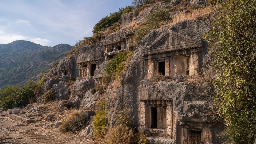 Limyra Antik Kenti çevresinde Likya kaya mezarları
