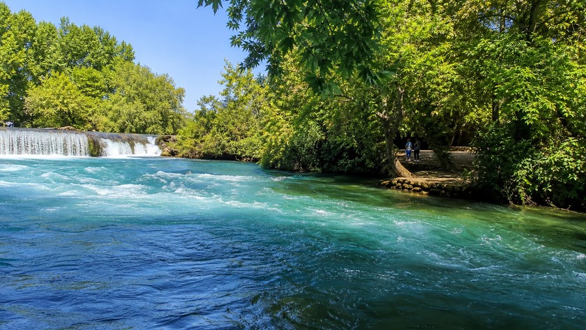 Manavgat Şelalesi çevresinde nehir ve yeşil alan