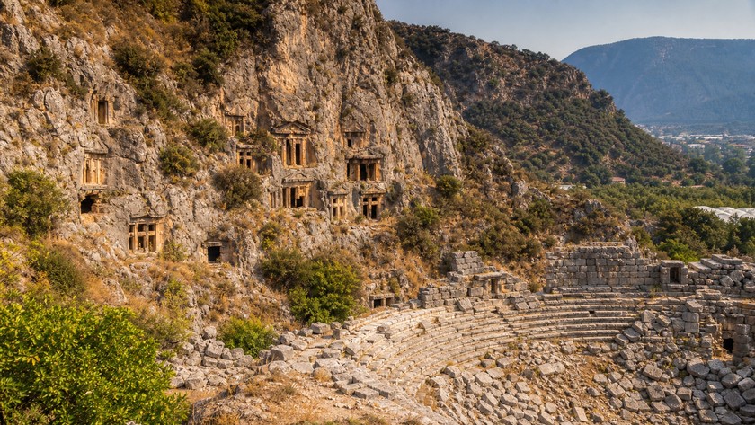 Myra Antik Kenti Rehberi: Demre'de Kaya Mezarları, Tiyatro ve Ziyaret Notları