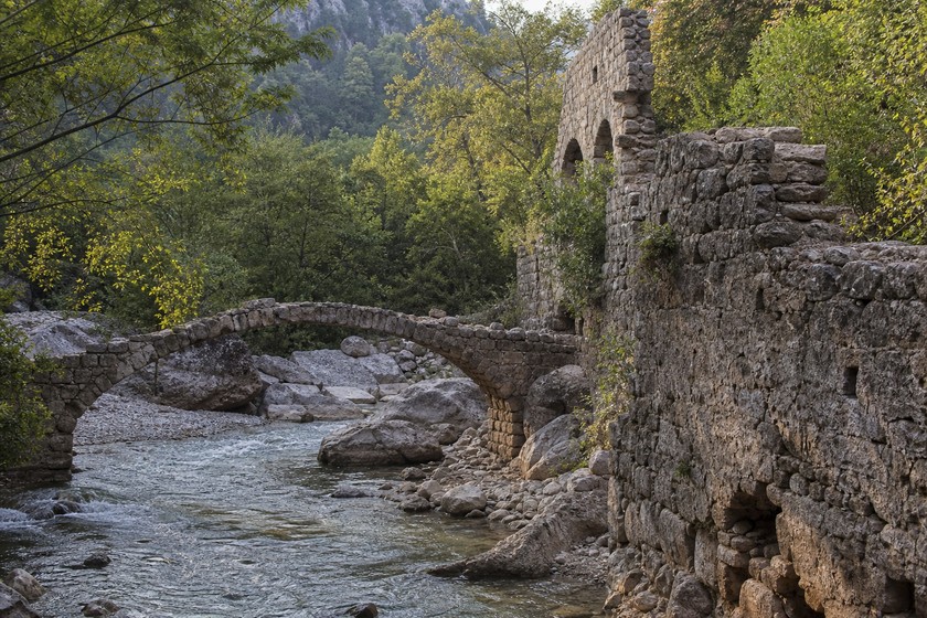 Olympos'ta nehir yatağı çevresindeki tarihî kalıntılar