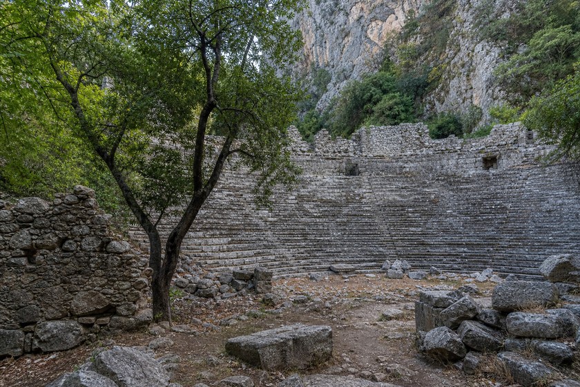 Olympos Antik Kenti'ndeki tiyatro kalıntılarının doğal çevresi