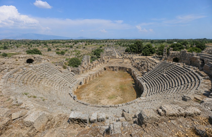 Perge Stadyumu antik taş yapı ve geniş tarihi alan