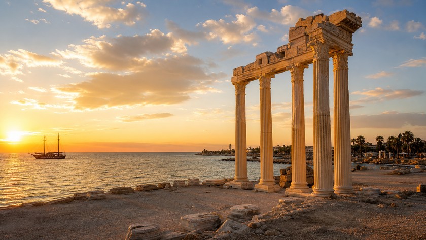 Side Apollon Tapınağı çevresinde gün batımı ve liman rotası