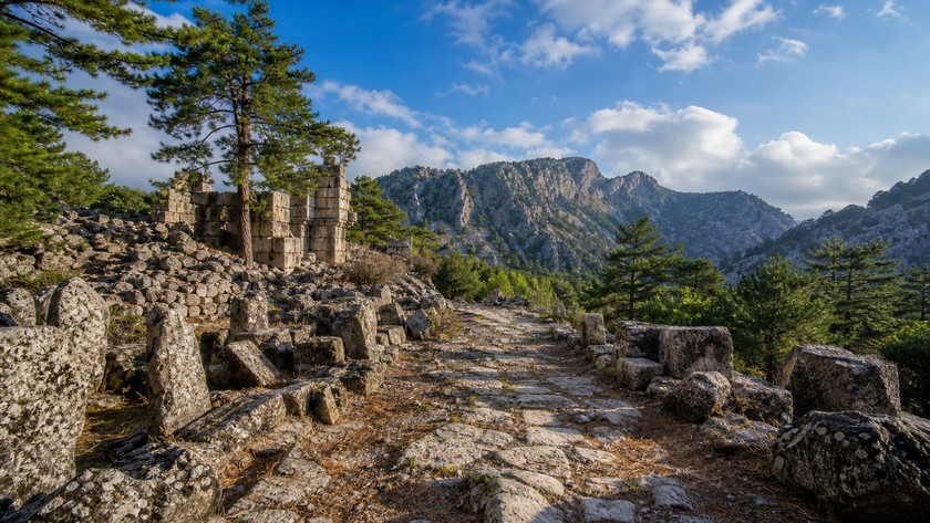 Termessos antik kentinde taş yol ve kalıntılar arasında gezi rotası