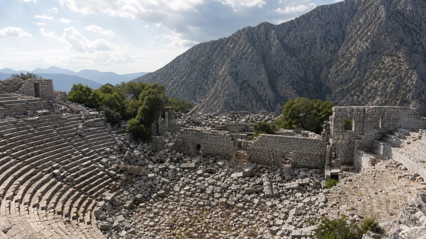 Termessos antik tiyatrosu ve dağ manzarası