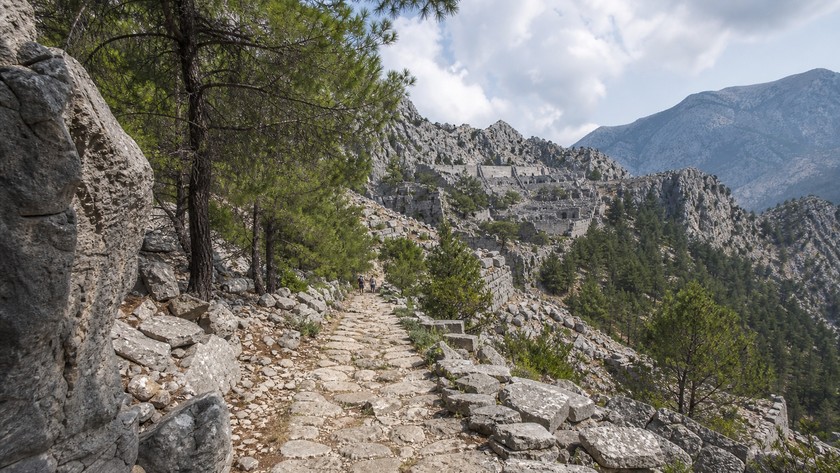 Termessos'a çıkan taşlı yürüyüş yolu ve dağlık rota atmosferi