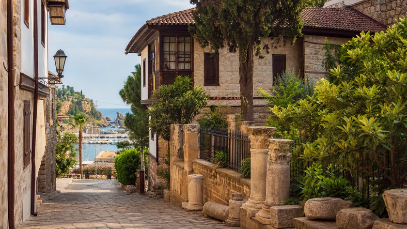 Antalya Oyuncak Müzesi Rehberi: Kaleiçi'nde Koleksiyon ve Aile Ziyareti