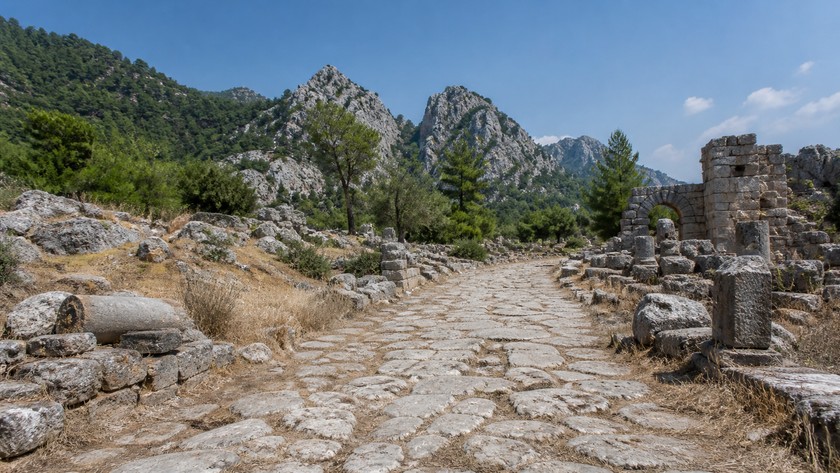 ariassos-antik-kenti-roma-yolu