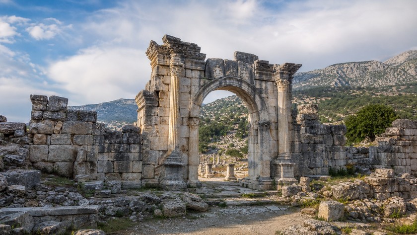 Ariassos Antik Kenti Rehberi: Döşemealtı'nda Roma Kapısı ve Dağ Tarihi