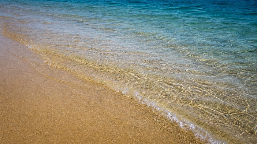 İncekum Plajı'nda doğal deniz ve kum geçişi
