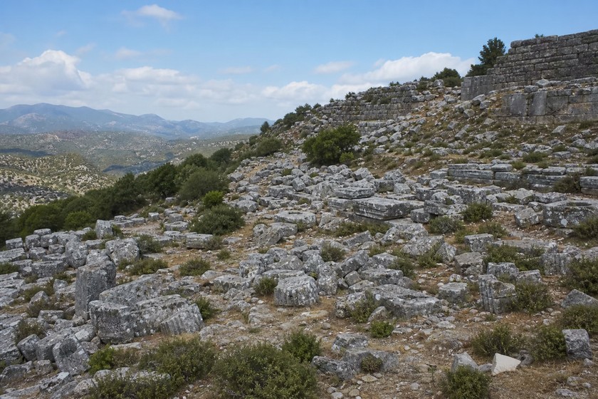 İsinda'nın tepe ve yamaçlardaki kalıntıları