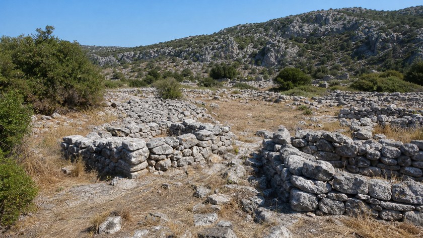 Istlada çevresindeki taş duvar ve yerleşim izleri