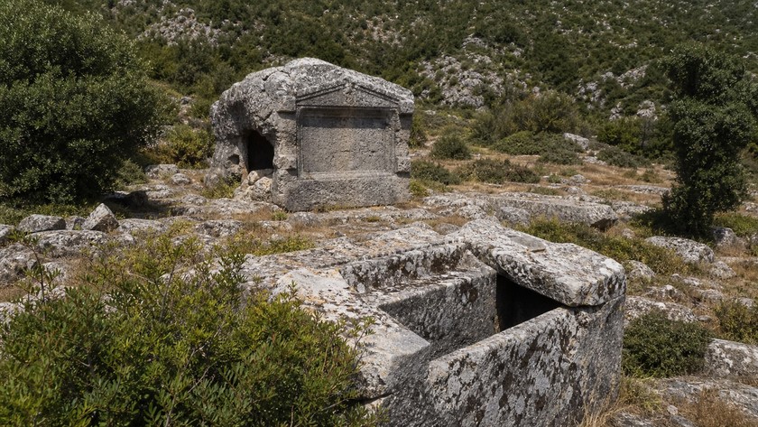 Istlada çevresindeki doğal arazi içinde tarihî mezar ve taş izleri