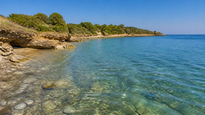 Kızılot Plajı'nda deniz ve kıyı geçişi