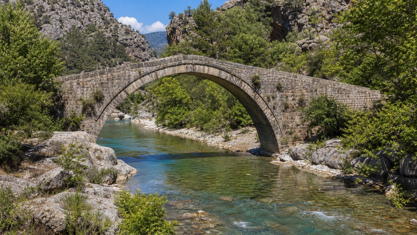 Köprülü Kanyon çevresinde taş köprü ve akarsu