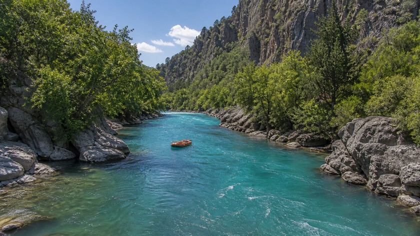 Köprüçay üzerinde uzaktan rafting botu ve kanyon manzarası