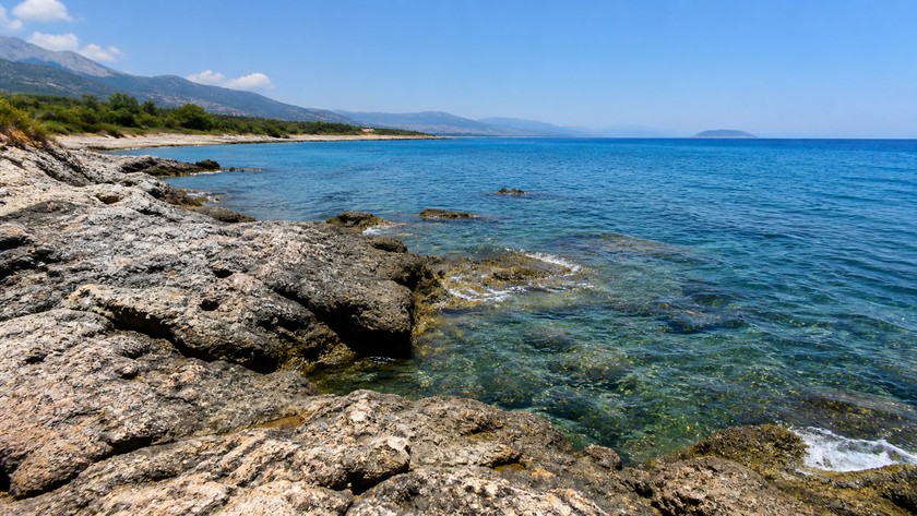 Gazipaşa Koru Plajı kayalık kıyı ve deniz ufku