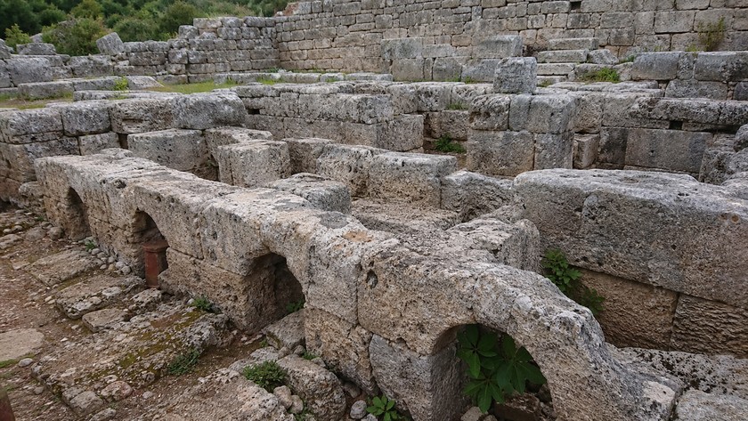 Korydalla hamam kalıntılarının taş mimarisi