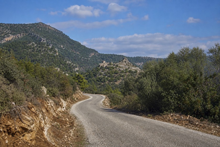 Kumluca'dan Rhodiapolis'e uzanan tepe ve doğa rotası atmosferi
