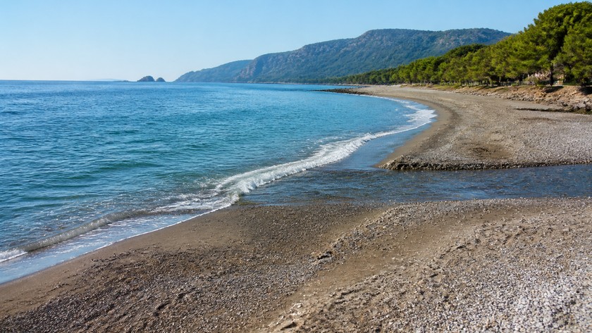 Olympos kıyısında deniz ve doğal zemin görünümü