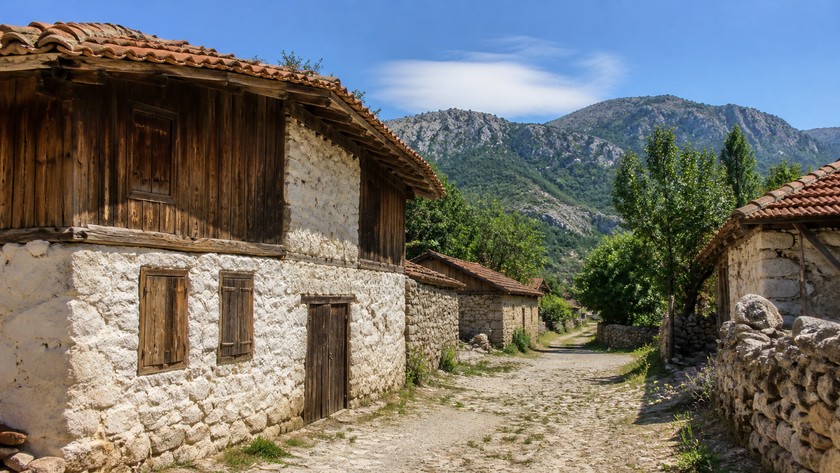 Ormana köy sokağı ve dağ çevresi
