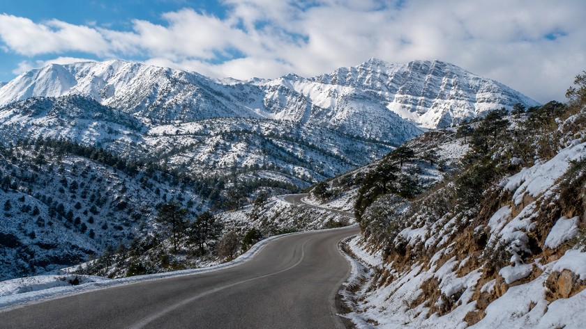 Saklıkent'e çıkan kış yolu ve dağ peyzajı
