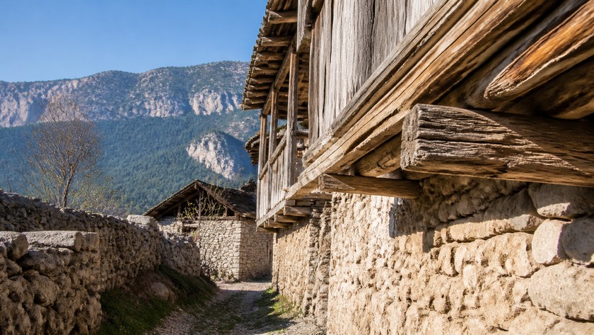 Sarıhacılar'da taş ve ahşap düğmeli ev mimarisi